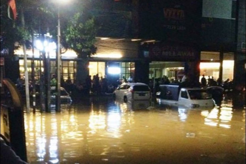 Banjir di kawasan Kemang, Jakarta Selatan.