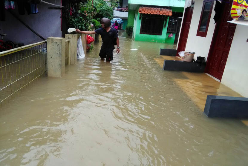 Banjir di Kelurahan Harapan Mulya, Medansatria, Kota Bekasi. Ada 14 titik perumahan di Kota Bekasi yang tergenang banjir.