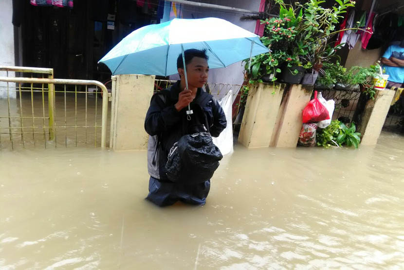 Banjir di Kelurahan Harapan Mulya, Medansatria, Kota Bekasi. Ada 14 titik perumahan di Kota Bekasi yang tergenang banjir.