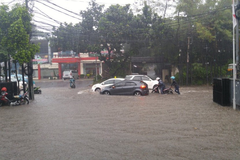 Banjir di Kemang, Selasa (4/10).
