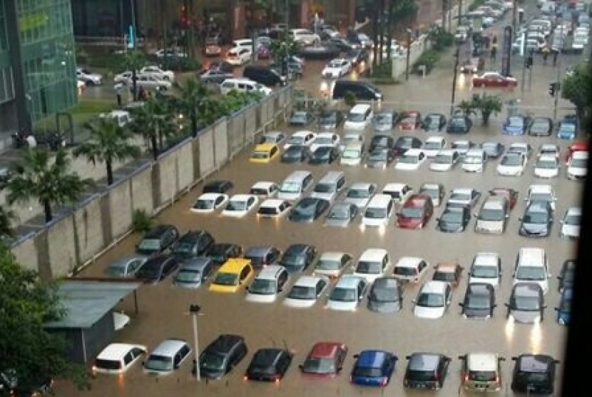 Lebih dari 14 ribu mengungsi dari banjir yang melanda Malaysia. Banjir di Kuala Lumpur, Malaysia
