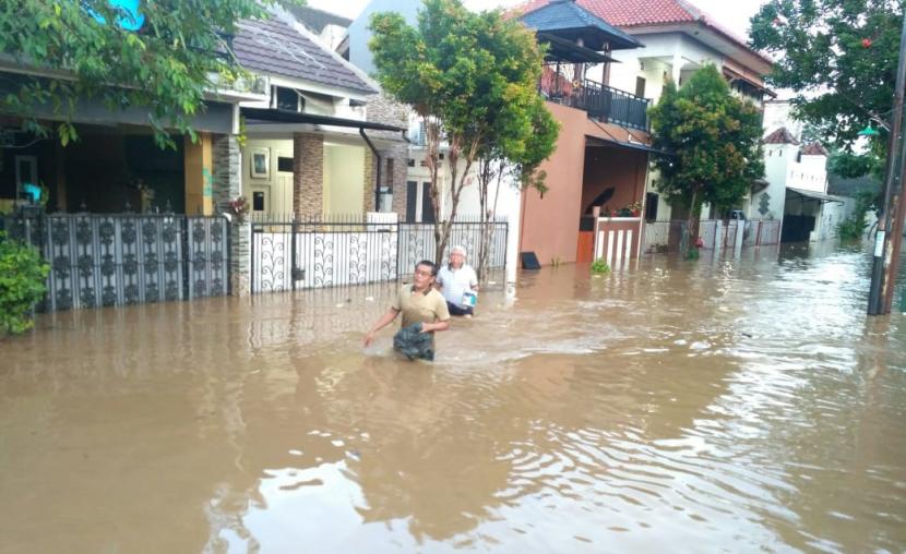 Banjir di Perumahan Bukit Sawangan Indah, Bojongsari, Depok, akibat meluapnya Sungai Angke, Sabtu (18/4)