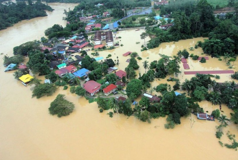 Malaysia Dirikan Mushala Sementara Bagi Pengungsi Banjir. Foto: Banjir di salah satu wilayah di Malaysia, tepatnya di Kampung Kuala Tahan.