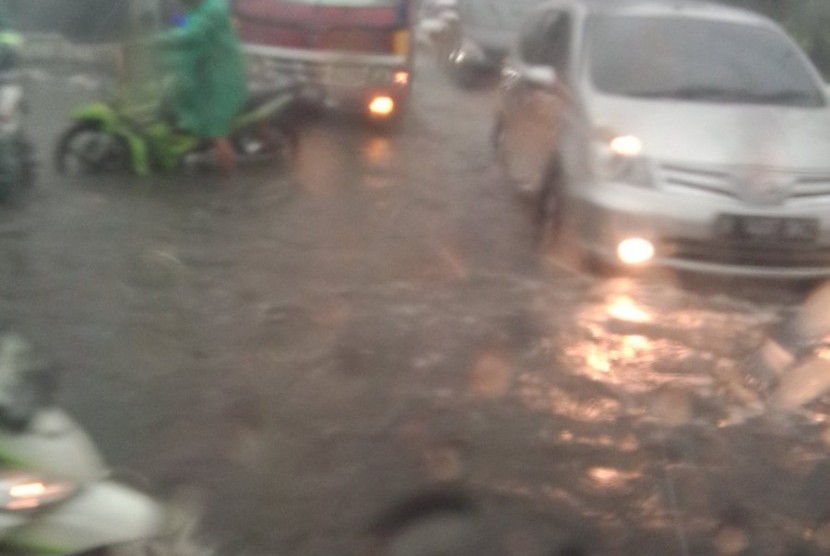 Banjir di sekitar Mall Gandaria City, Jakarta Selatan, Selasa (4/10).