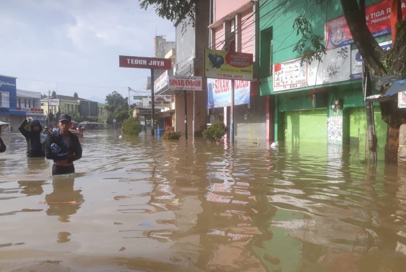 Banjir di tiga Kecamatan Kabupaten Bandung masih terjadi dan meluas, Selasa (9/4). Satu keluarga yang berada di pemukiman terendam banjir dievakuasi menggunakan perahu karena sakit.