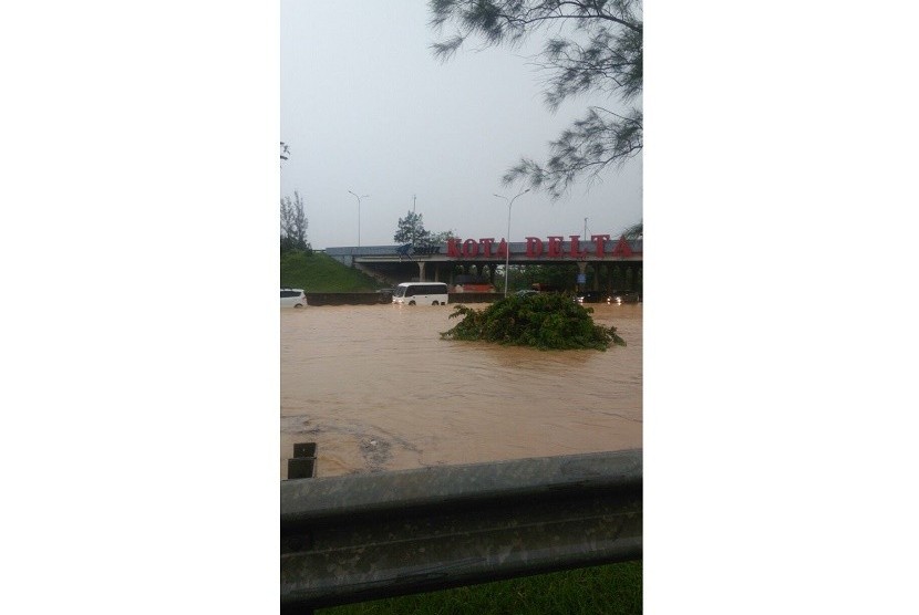 Banjir di Tol Cikampek, Ahad (13/11).