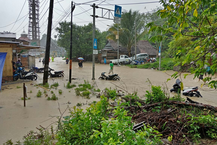 Banjir di wilayah Mamuju, Sulawesi Barat.