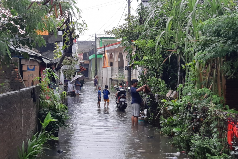 Banjir di wilayah pemukiman Duren Jaya, Bekasi, akibat hujan sejak  Selasa (25/2) dini hari.