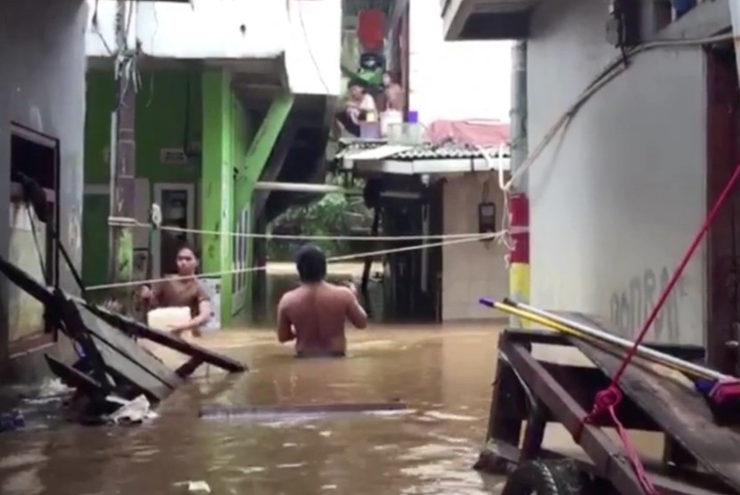 Damkar Jakarta Timur Evakuasi 32 Warga Korban Banjir. Banjir di wilayah Tanah Rendah, Kampung Melayu, Jakarta Timur.