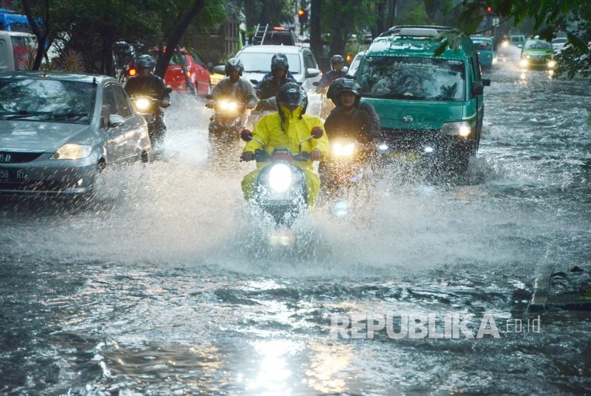 Banjir genangan air hujan, di Jalan Supratman, Kota Bandung, Kamis (7/2). 