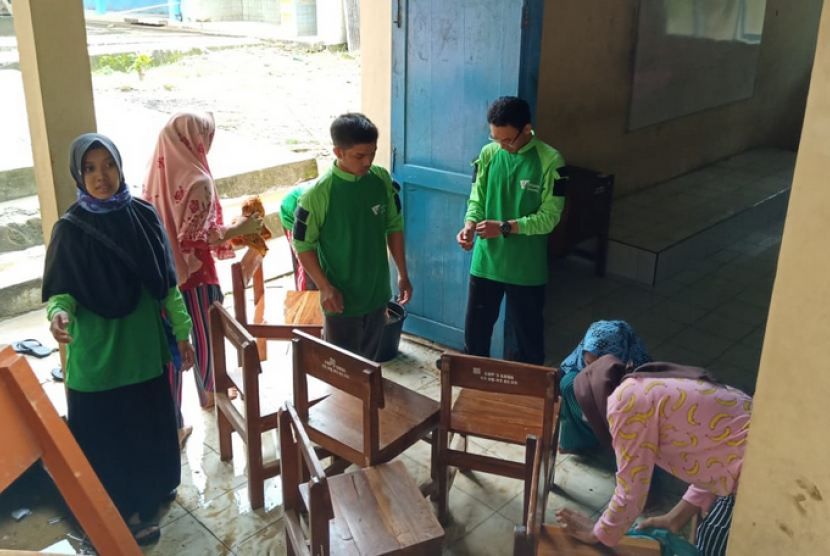 Banjir Jatim. Sebanyak 15 kabupaten Jawa Timur terendam banjir. Dalam menanggulangi  banjir yang terjadi, Dompet Dhuafa telah menerjunkan tim Disaster  Management Center untuk mengevakuasi korban banjir, Kamis (7/3). 