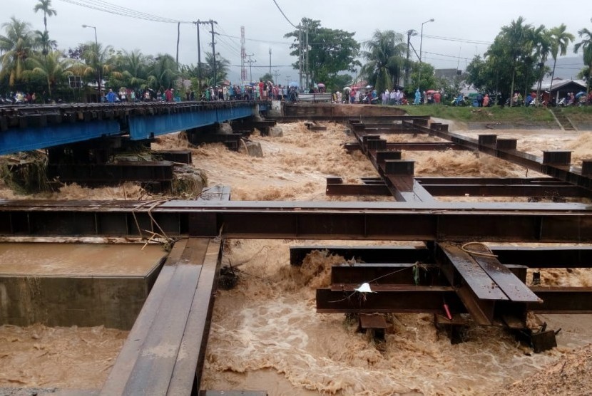 Banjir kanal di Kota Padang meluap akibat hujan deras terus mengguyur wilayah ini sejak Jumat (2/11) siang. Akibatnya, satu unit rumah roboh dan ratusan rumah lainnya terendam air. 