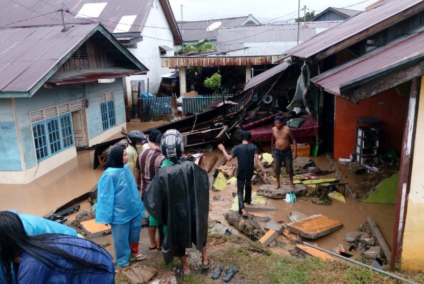 Banjir kanal di Kota Padang meluap akibat hujan deras terus mengguyur wilayah ini sejak Jumat (2/11) siang. Akibatnya, satu unit rumah roboh dan ratusan rumah lainnya terendam air. 