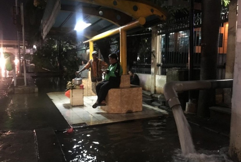 Banjir kawasan ITC Mangga Dua. Hingga kini banjir masih memenuhi jalan di kawasan ITC Mangga Dua, Jakarta Utara, Selasa (5/3).
