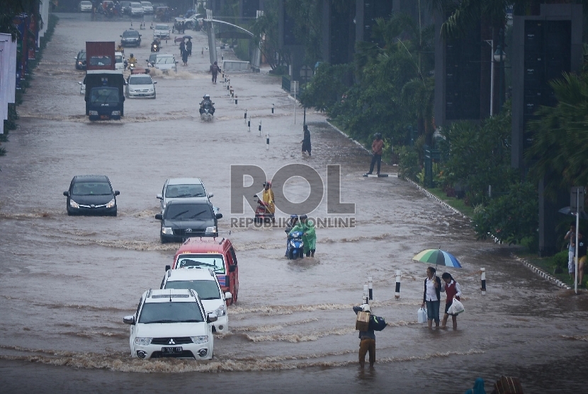  Banjir Kelapa Gading Sejumlah kendaraan menerjang banjir di Kawasan Boulevard Kelapa Gading, Jakarta Utara, Jumat (23/1).  