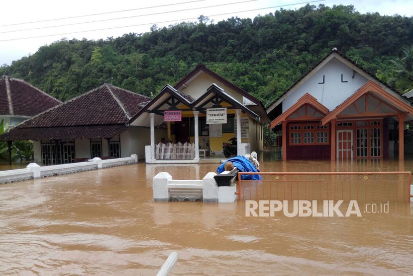 Banjir menerjang salah satu desa di Kabupaten Malang (ilustrasi).