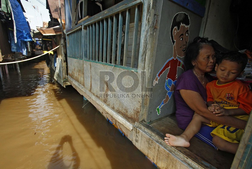   Banjir kembali merendam kawasan pemukiman warga di Kampung Pulo, Jatinegara, Jakarta Timur, Kamis, (2/5). (Republika/Adhi Wicaksono)