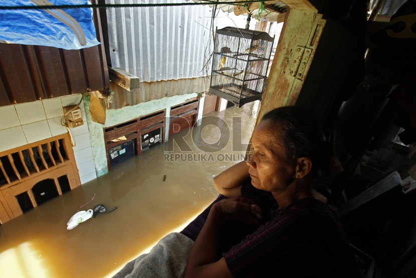   Banjir kembali merendam kawasan pemukiman warga di Kampung Pulo, Jatinegara, Jakarta Timur, Kamis, (2/5). (Republika/Adhi Wicaksono)