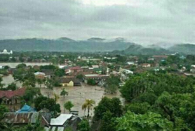 Banjir landa Kota Bima, Jumat (23/12).