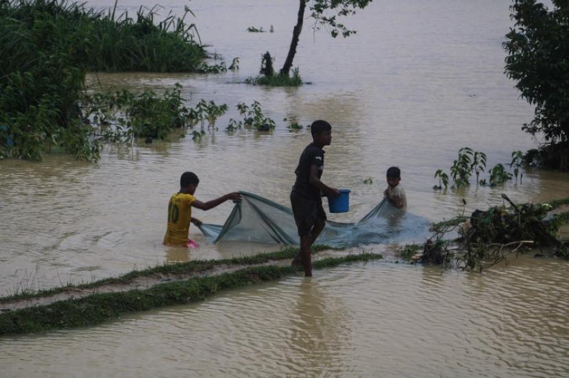 Banjir landa pemukiman kamp pengungsi Rohingnya di Kutupalong, Bangladesh.