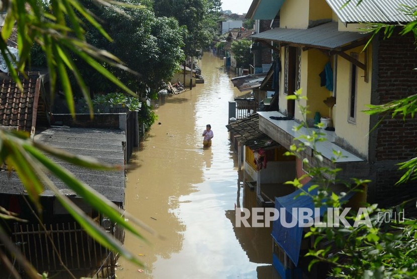 Banjir luapan Citarum menggenangi jalan di daerah Bojongsoang, Kabupaten Bandung, Rabu (8/6). (Republika/Edi Yusuf)