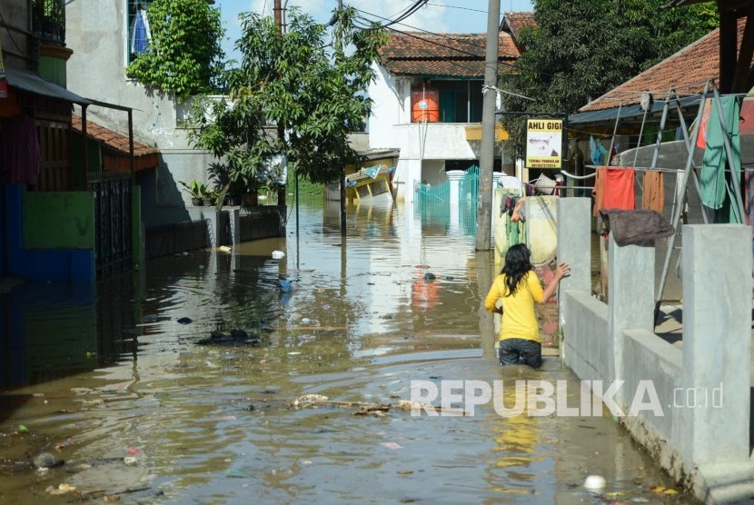 Banjir luapan Citarum,menggenangi jalan di daerah Bojongsoang, Kabupaten Bandung, Rabu (8/6). (Republika/Edi Yusuf)