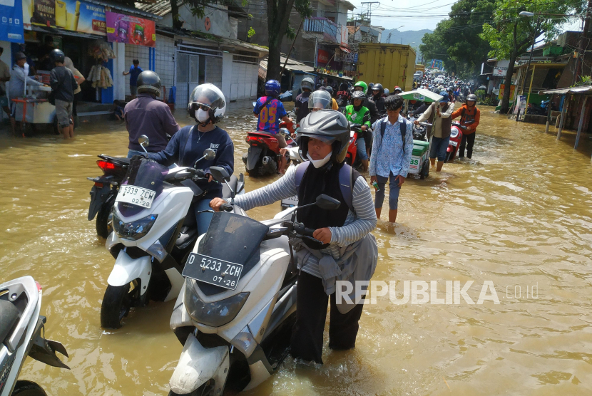 Banjir luapan Sungai Citarum di Jalan Terusan Bojongsoang, Kabupaten Bandung, Jumat (5/12/2025). 