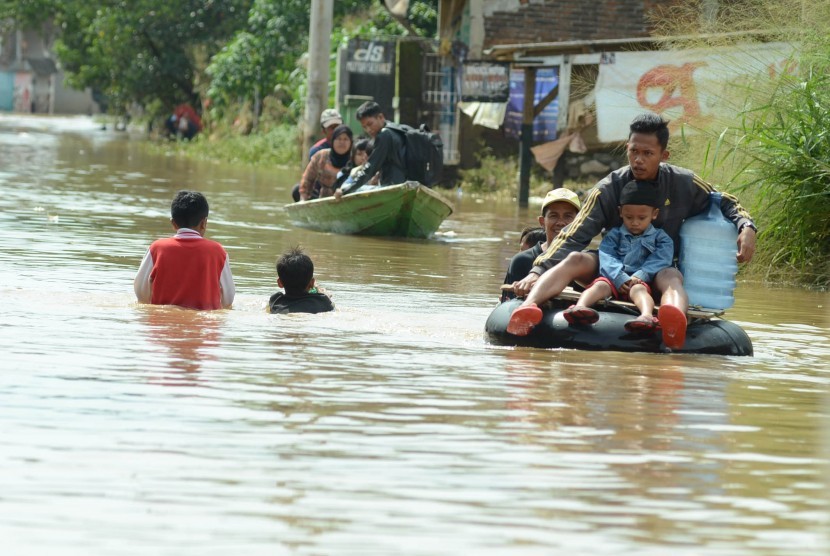 Banjir luapan Sungai Citarum masih merendam beberapa wilayah di Kabupaten Bandung, Rabu (16/3). Meski demikian banjir berangsur-angsur mulai surut.