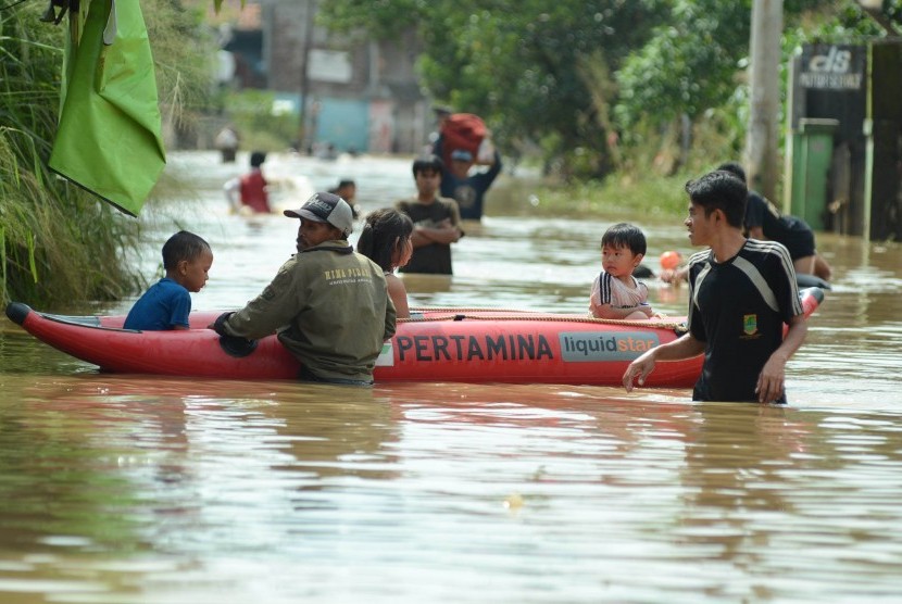 Banjir luapan Sungai Citarum masih merendam beberapa wilayah di Kabupaten Bandung, Rabu (16/3). Meski demikian banjir berangsur-angsur mulai surut.
