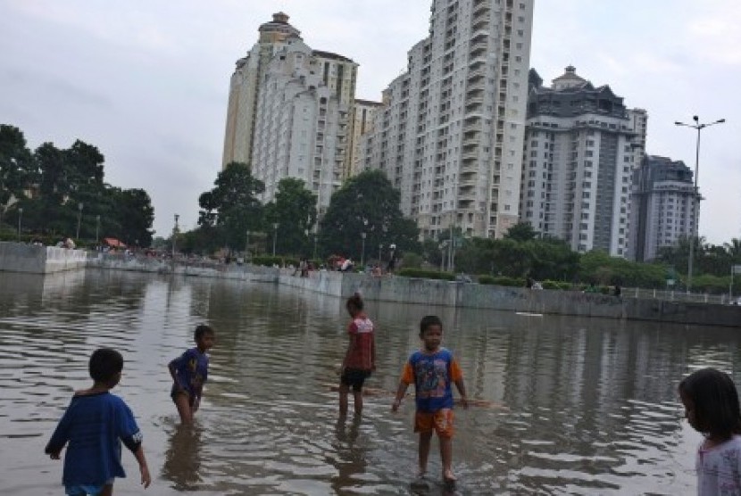 Banjir masih menggenangi sejumlah kawasan di ibu kota, Ahad (20/1).