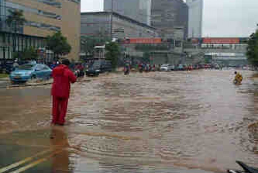 Banjir masih terjadi di sekitar Sarinah, Thamrin, Jakarta Pusat, Jumat (18/1) pagi.