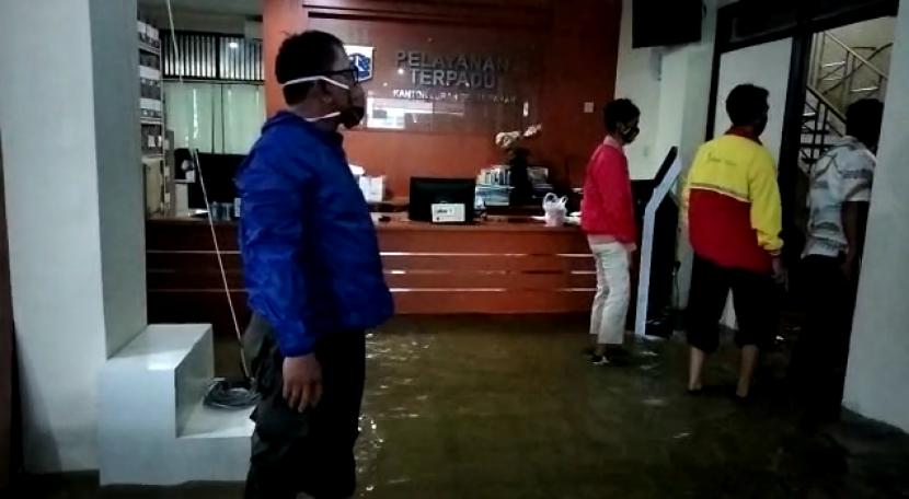 Banjir masuk hingga ke dalam kantor Kelurahan Tegal Parang, Jakarta Selatan. Di area parkir kantor kelurahan ini bahkan ketinggian banjir mencapai 1 meter.