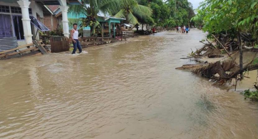 Banjir melanda dua  Nagari di Kecamatan Ranah Ampek Hulu (Rahul) Tapan, Kabupaten Pesisir Selatan, Sumatera Barat, Ahad (16/5)| 