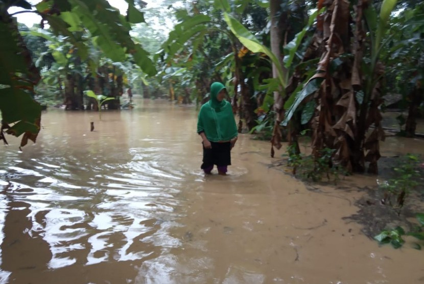 Banjir melanda dua titik di Desa Sukahurip, Kecamatan Pamarican, Kabupaten Ciamis, Senin (29/4).