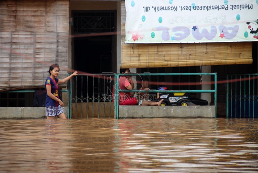    Banjir melanda kawasan rumah padat penduduk di jalan H. Rohimin, Ulujami, Pesanggrahan, Jakarta Selatan, Rabu (13/11).   (Republika/Yasin Habibi)