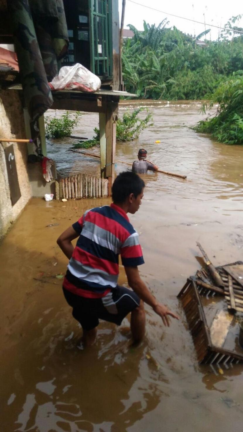 Banjir melanda kawasan Tanjung Barat, Kecamatan Jagakarsa, Jakarta Selatan, akibat luapan Sungai Ciliwung.