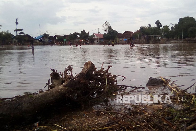 Banjir melanda Kecamatan Bolo, Kabupaten Bima, NTB pada Senin (5/3).