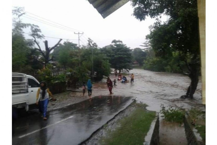 Banjir melanda Kecamatan Wera, Kabupaten Bima, NTB (ilustrasi)