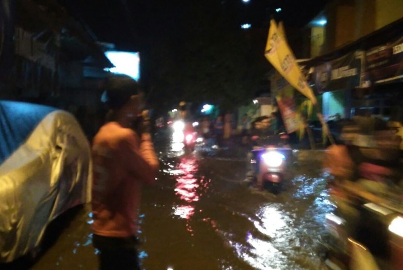 Banjir melanda Kota Mataram (ilustrasi) 