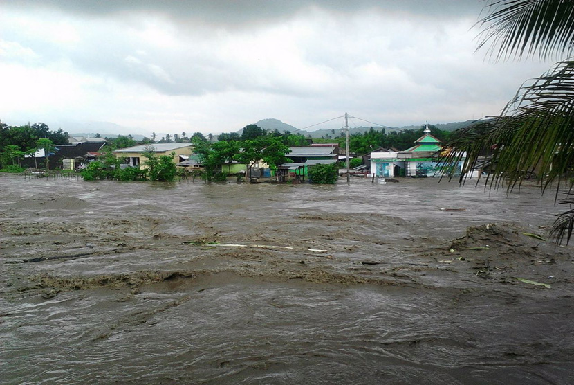 Banjir melanda pemukiman sepanjang alur Sungai Brang Biji seperti Kelurahan Brang Bara, Samapuin, Brangbiji, di Kabupaten Sumbawa (Ilustrasi)