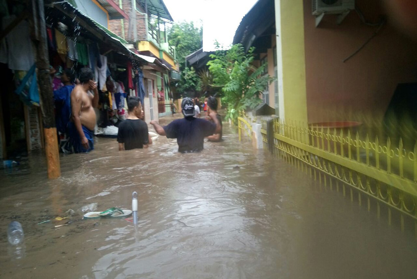 Banjir melanda pemukiman sepanjang alur Sungai Brang Biji seperti Kelurahan Brang Bara, Samapuin, Brangbiji, di Kabupaten Sumbawa pada Kamis (9/2).