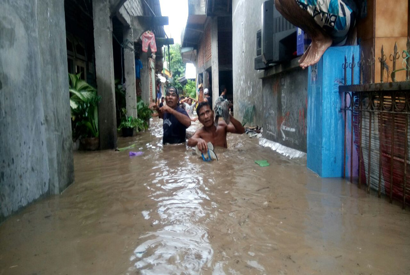 Banjir melanda pemukiman sepanjang alur Sungai Brang Biji seperti Kelurahan Brang Bara, Samapuin, Brangbiji, di Kabupaten Sumbawa pada Kamis (9/2).