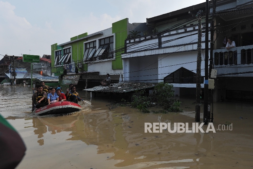 Banjir melanda perumahan Pondok Gede Permai, Jatiasih, Bekasi, Kamis (21/4). (Republika/Edwin Dwi Putranto)