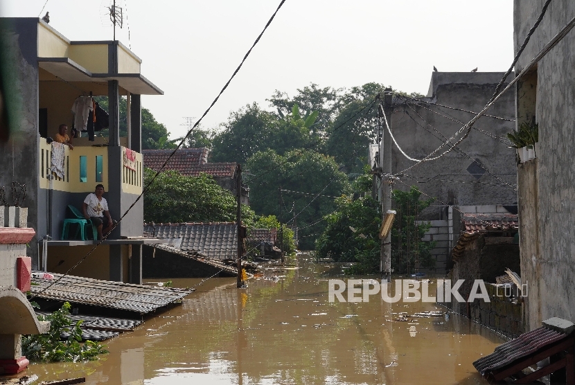 Banjir melanda perumahan Pondok Gede Permai, Jatiasih, Bekasi, Kamis (21/4). (Republika/Edwin Dwi Putranto)