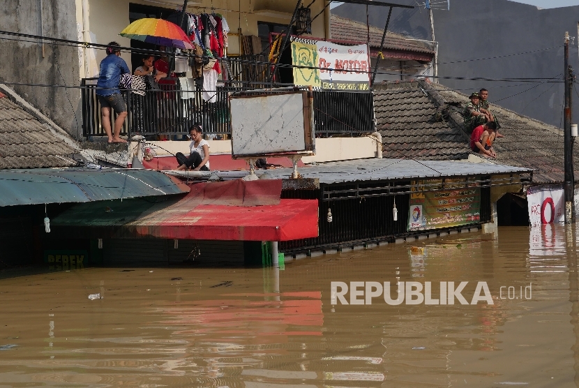 Banjir melanda perumahan Pondok Gede Permai, Jatiasih, Bekasi, Kamis (21/4).(Republika/Edwin Dwi Putranto)