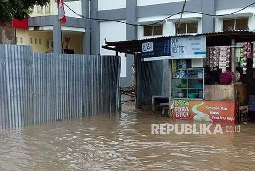 Banjir melanda sejumlah wilayah di Kabupaten Dompu, Nusa Tenggara Barat (NTB) pada Senin (5/3).