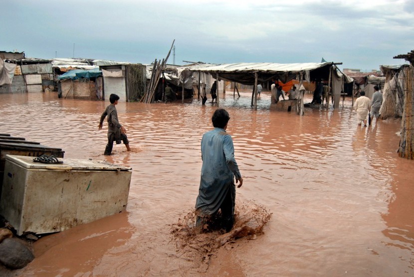 Banjir melanda usai hujan lebat melanda provinsi Khyber-Pakhtunkhwa, Pakistan, Ahad (3/4). 