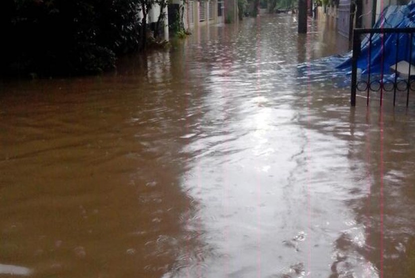 Banjir menerjang kompleks BTN Cantiga Petir, Cipondoh, Tangerang, Selasa (10/2). 