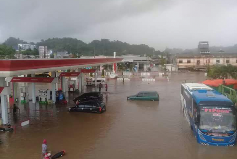 Banjir menerjang Mamuju, Sulawesi Barat.