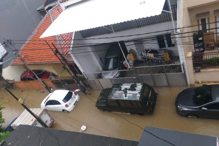 Banjir menggenang kawasan Pasar Baru, Jakarta Pusat dari tinggi 10 sentimeter (cm) sampai 40 cm, Selasa (25/2). PLN menghentikan sementara pasokan listrik dari 326 gardu di wilayah banjir.